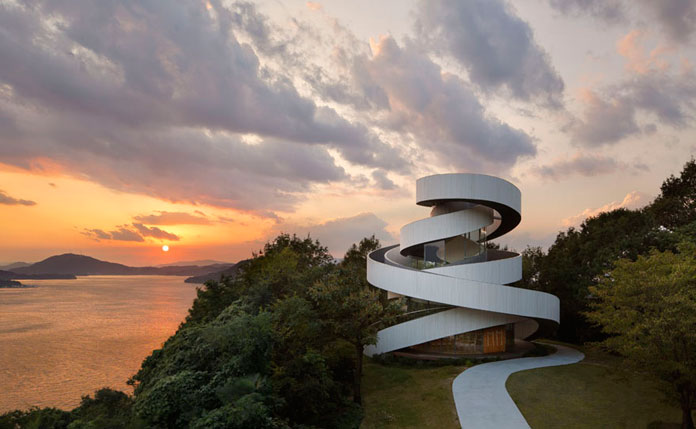 The wedding chapel is placed in a garden of a resort hotel, BellaVista SPA&MARINA ONOMICHI in Onomichi, Hiroshima.