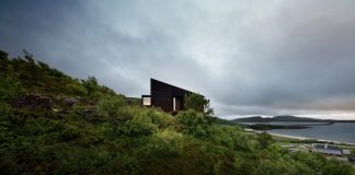 A blackwood cabin designed by Kappland Arkitekter on the Norwegian island Stokkøya.