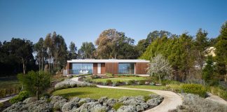 A holiday home between the sea and the Ria de Aveiro, designed by the architect Nuno Silva from numa architects.