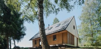 Les Archinautes designed a wooden holiday cabin in the heart of the Bohemian Forest