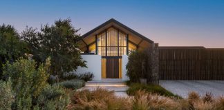 Winelands Villa by ARRCC