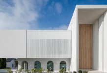 A house in Algarve with minimalist and exuberant shapes
