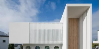 A house in Algarve with minimalist and exuberant shapes